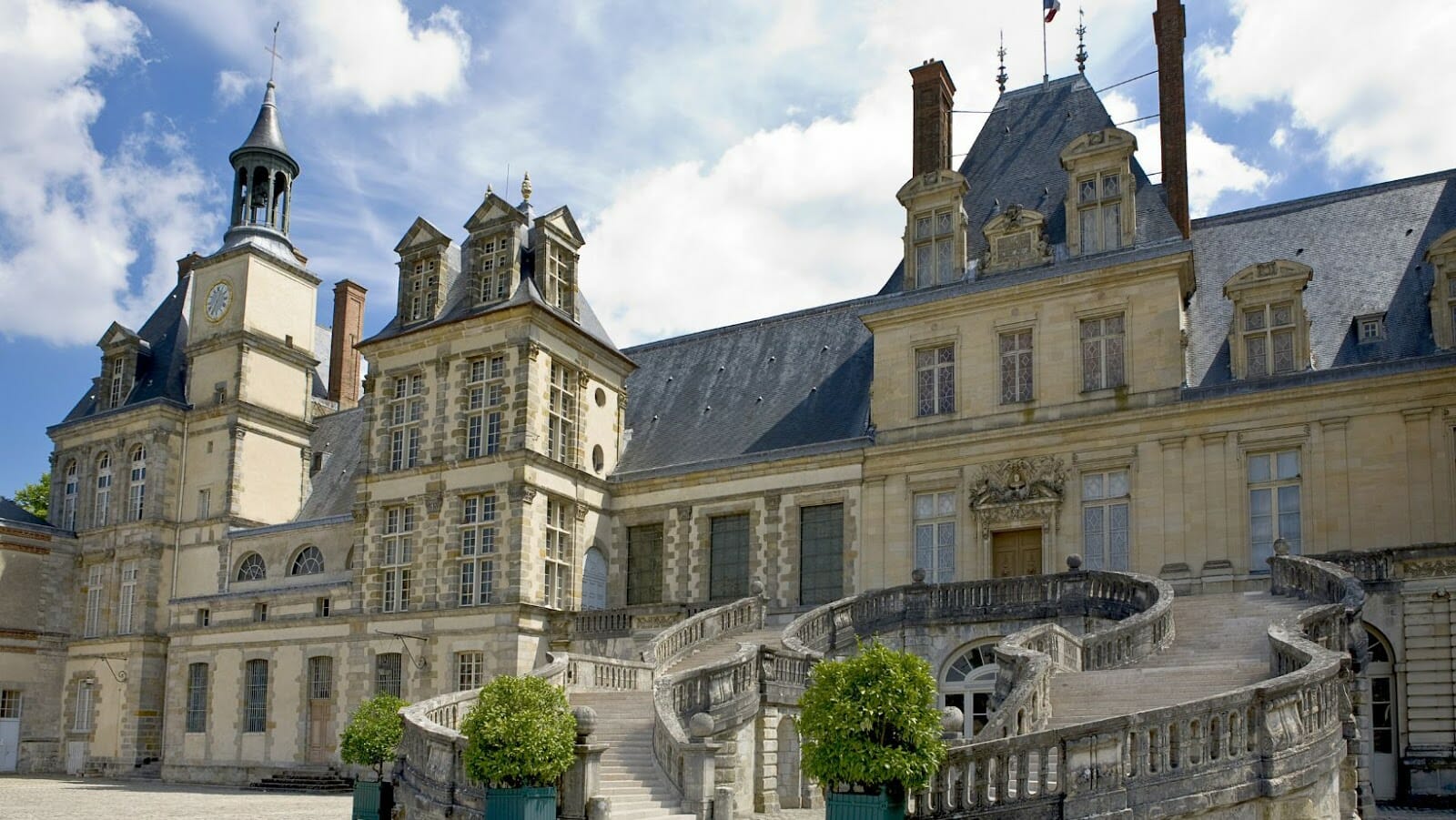 Secrets of chateaus in France: what makes them so special