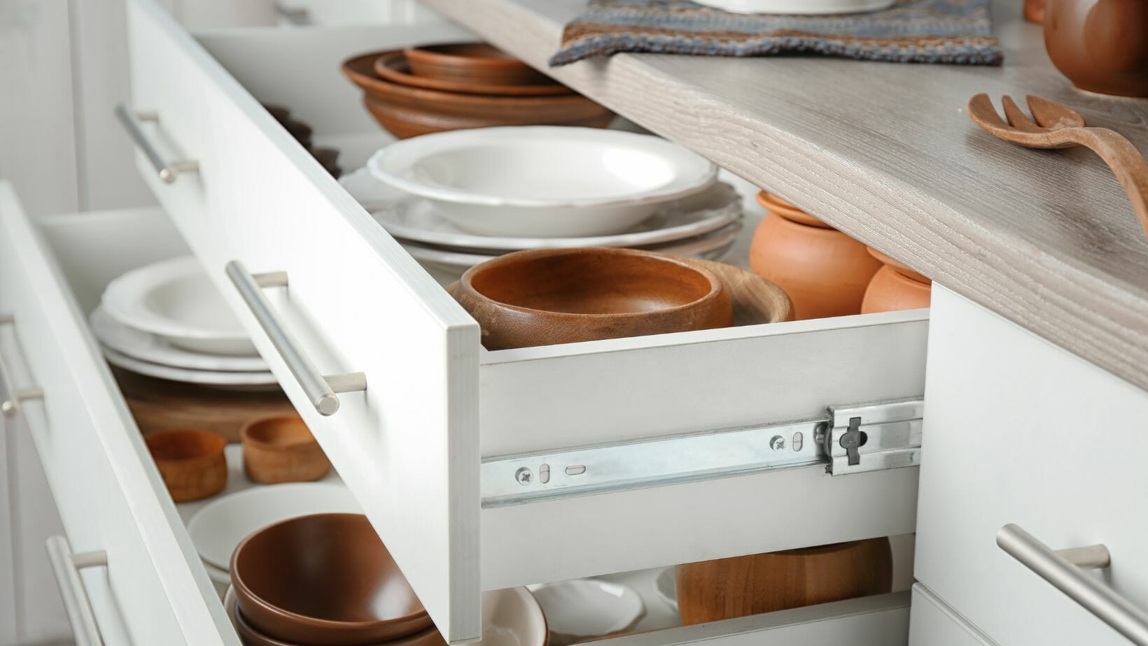 Head to Head: Kitchen Drawers vs Pull Out Shelves - Decorator Advice