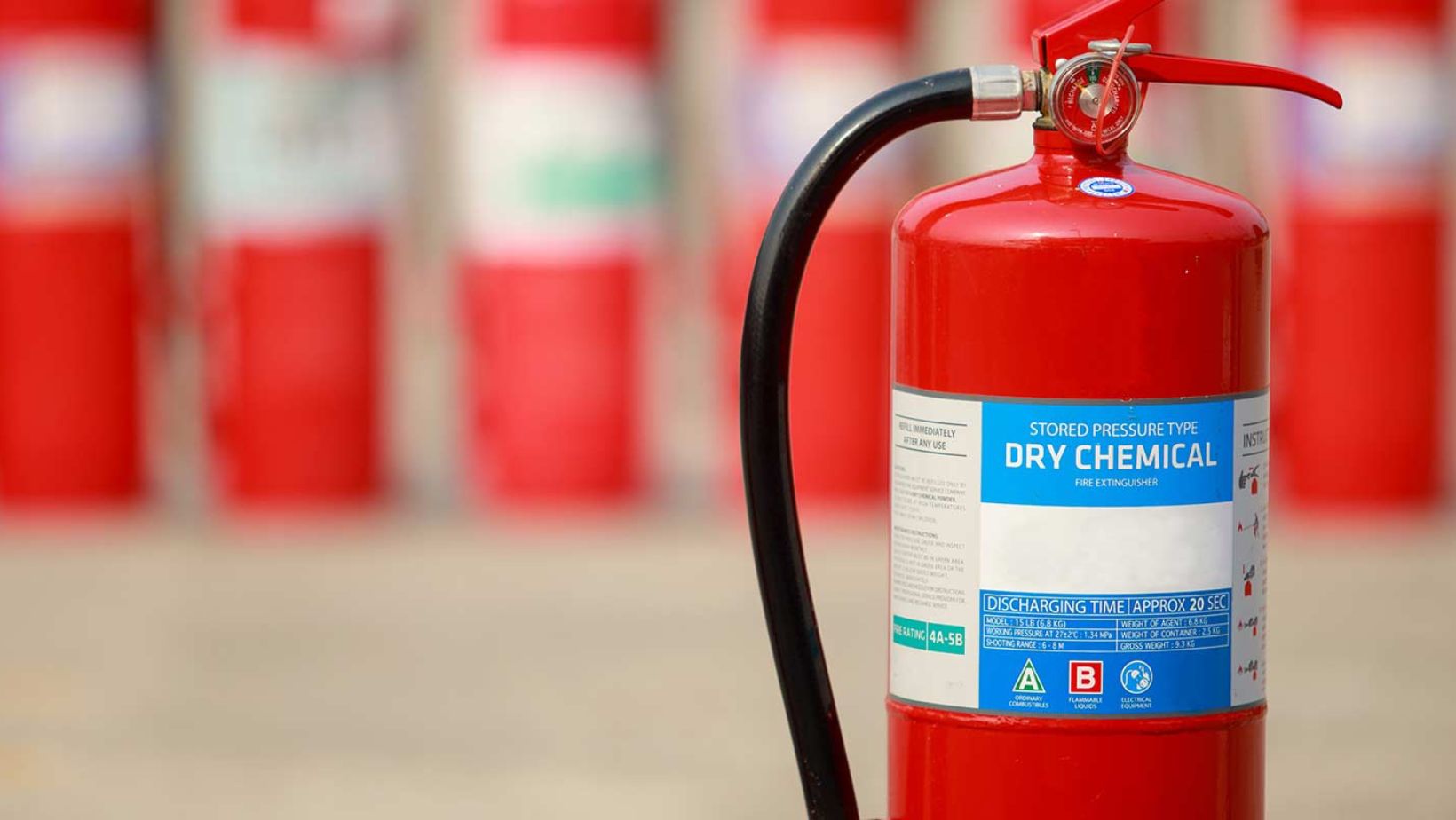 What are the benefits of using a dry powder fire extinguisher