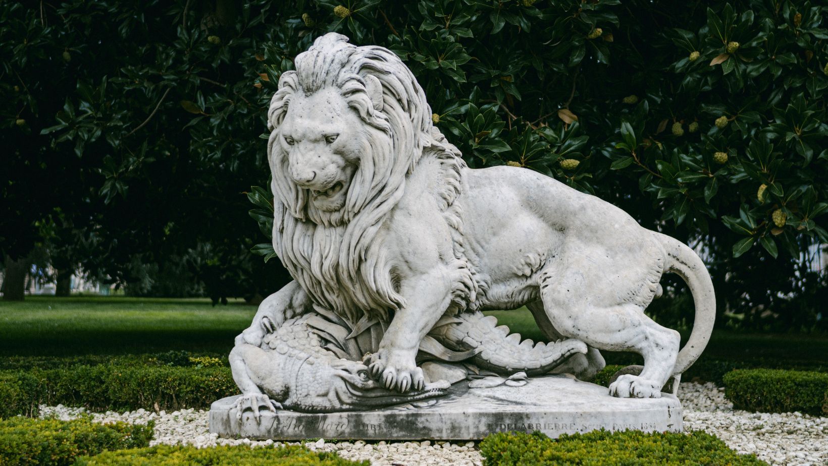 Tips to choose a garden statue