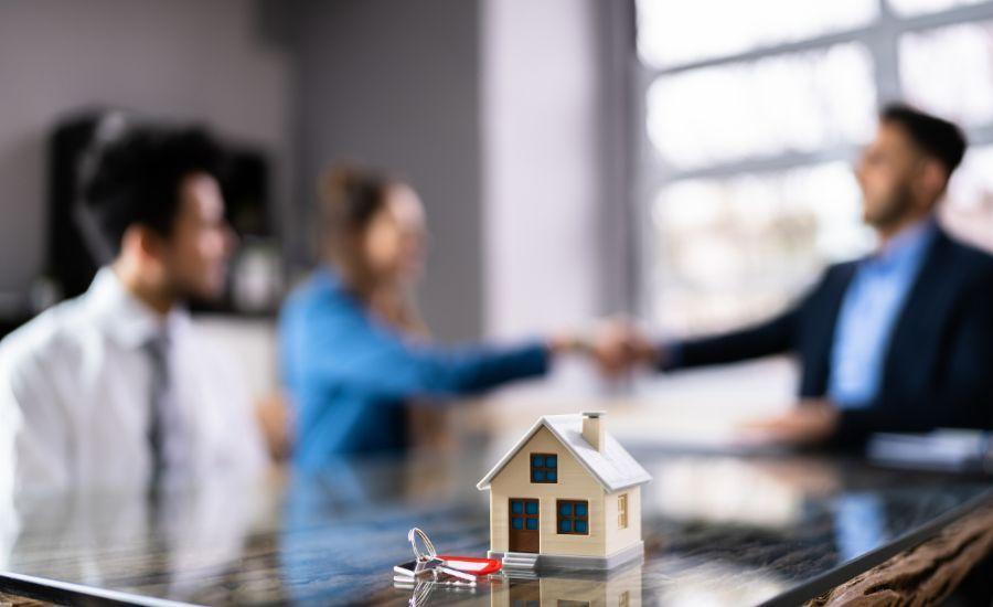 home loan expert, mortgage advisor, loan officer, bank mortgage, mortgage broker, best home loan expert, choosing mortgage advisor, loan officer vs bank, mortgage advisor near me, home loan specialist