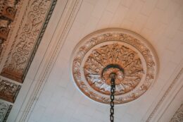 How Ceiling Height Changes Color Perception More Than Light Direction