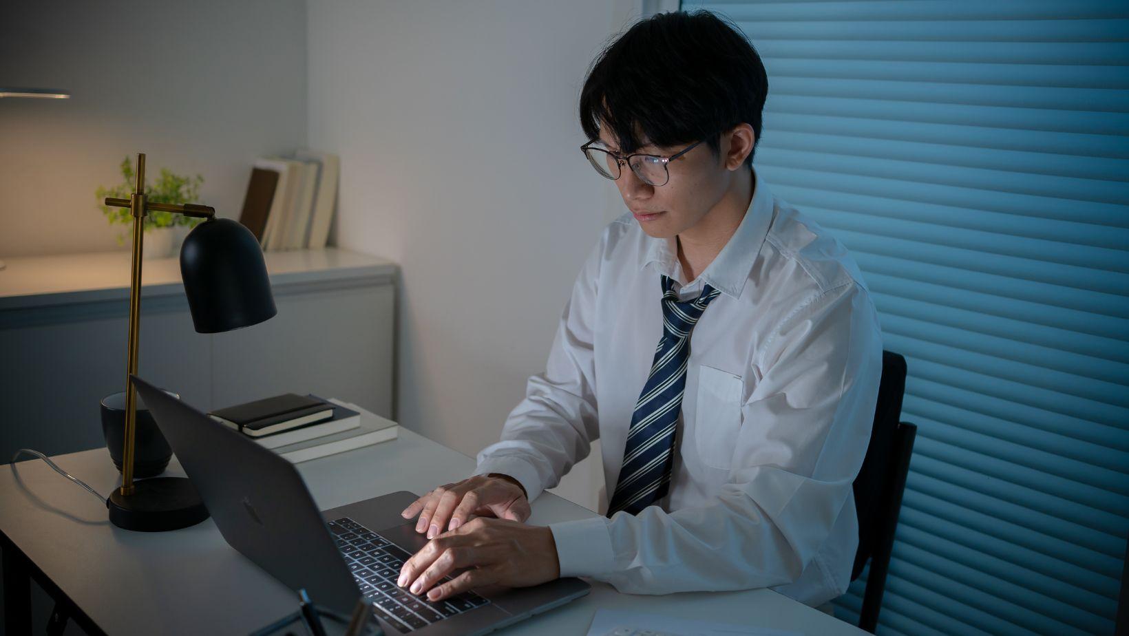 late night screen time, effects of screen time on sleep, impact of nighttime device use, digital device addiction, why we stay up late on screens, screen time and next day performance, harm of late-night screen habits, controlling bedtime electronics, screen addiction consequences, healthier screen habits